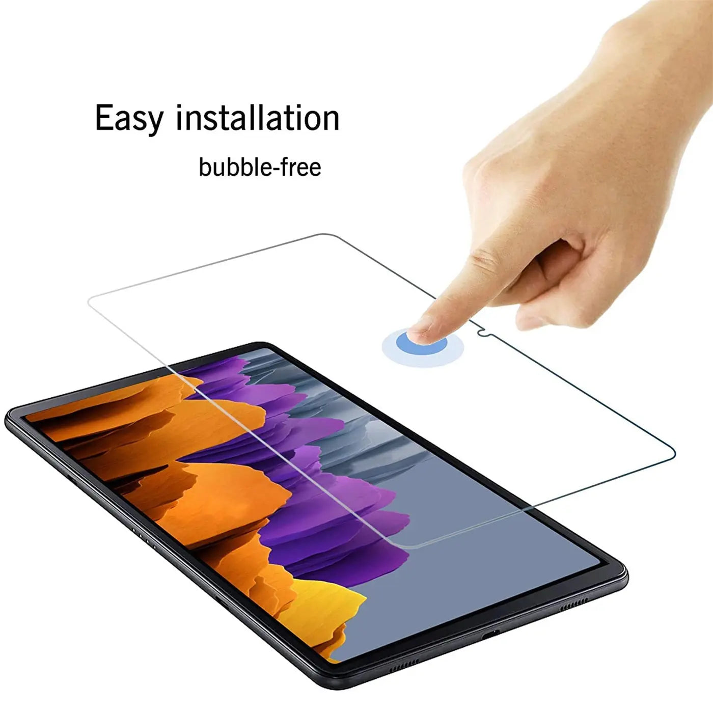 Hand legt transparentes Panzerglas auf schwarzes Samsung Galaxy Tab S7/S8 Display mit bunten Wellen, schräg von oben.