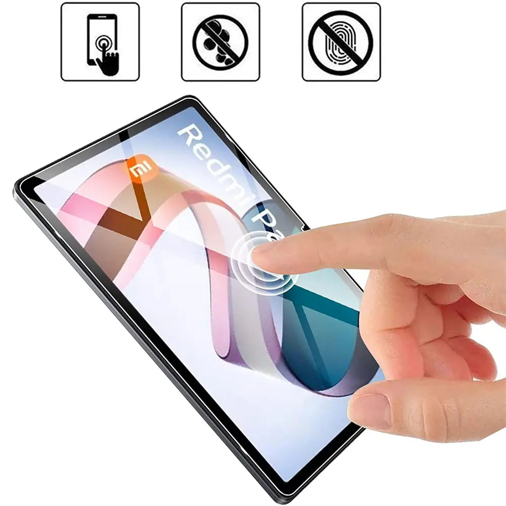 Finger berührt Displayschutz aus Glas auf Xiaomi Redmi Pad.