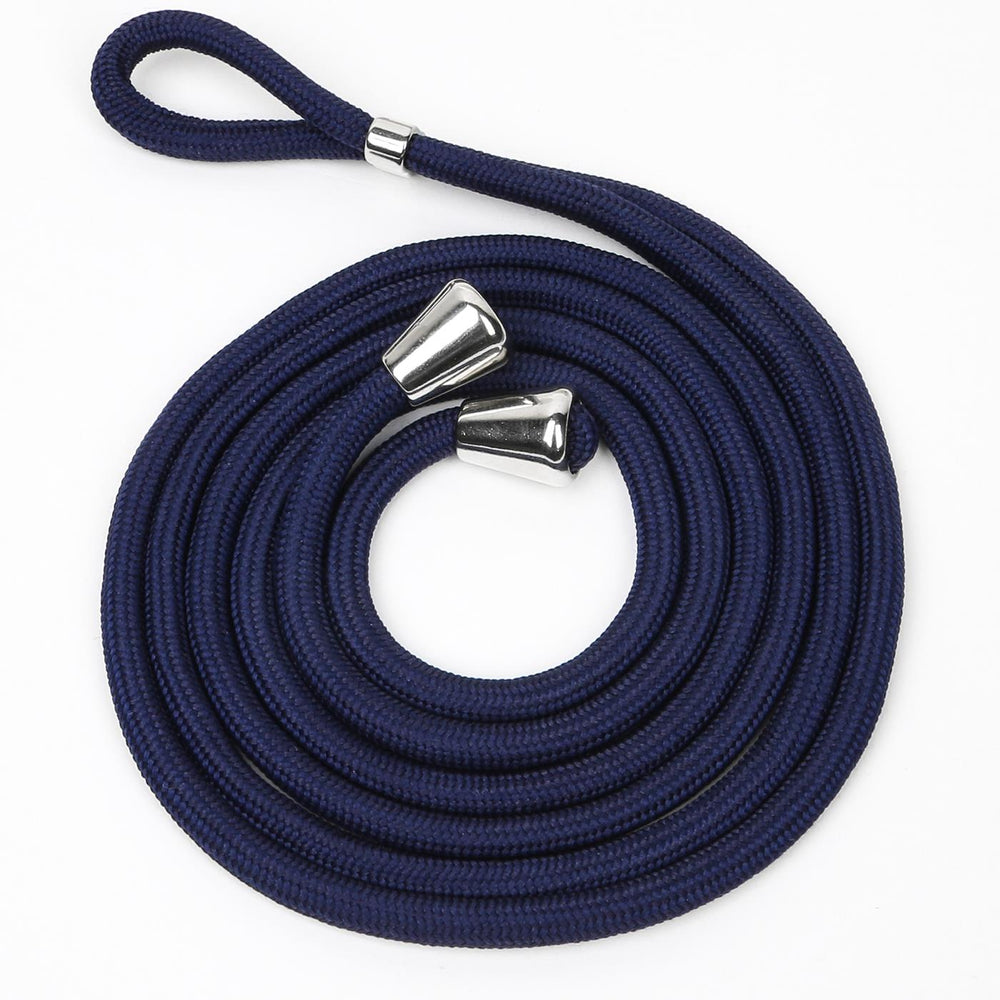 Dunkelblaue Handykette aus Stoff mit silbernen Metallenden, Nahaufnahme, kein Gerät erkennbar.