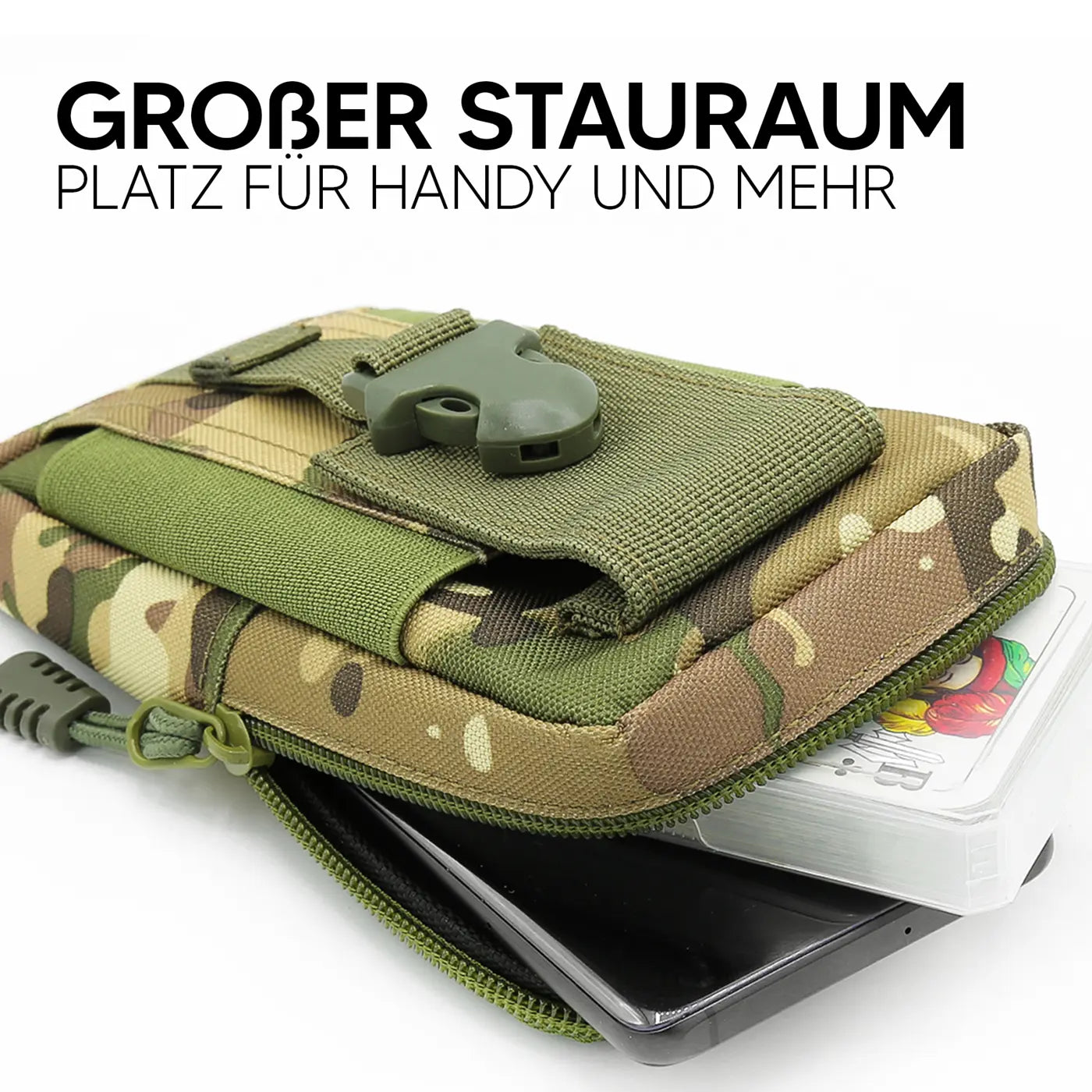 Tarnfarbene Stoff-Gürteltasche, Nahaufnahme, mit offenem Fach, Smartphone und Kartenstapel sichtbar.