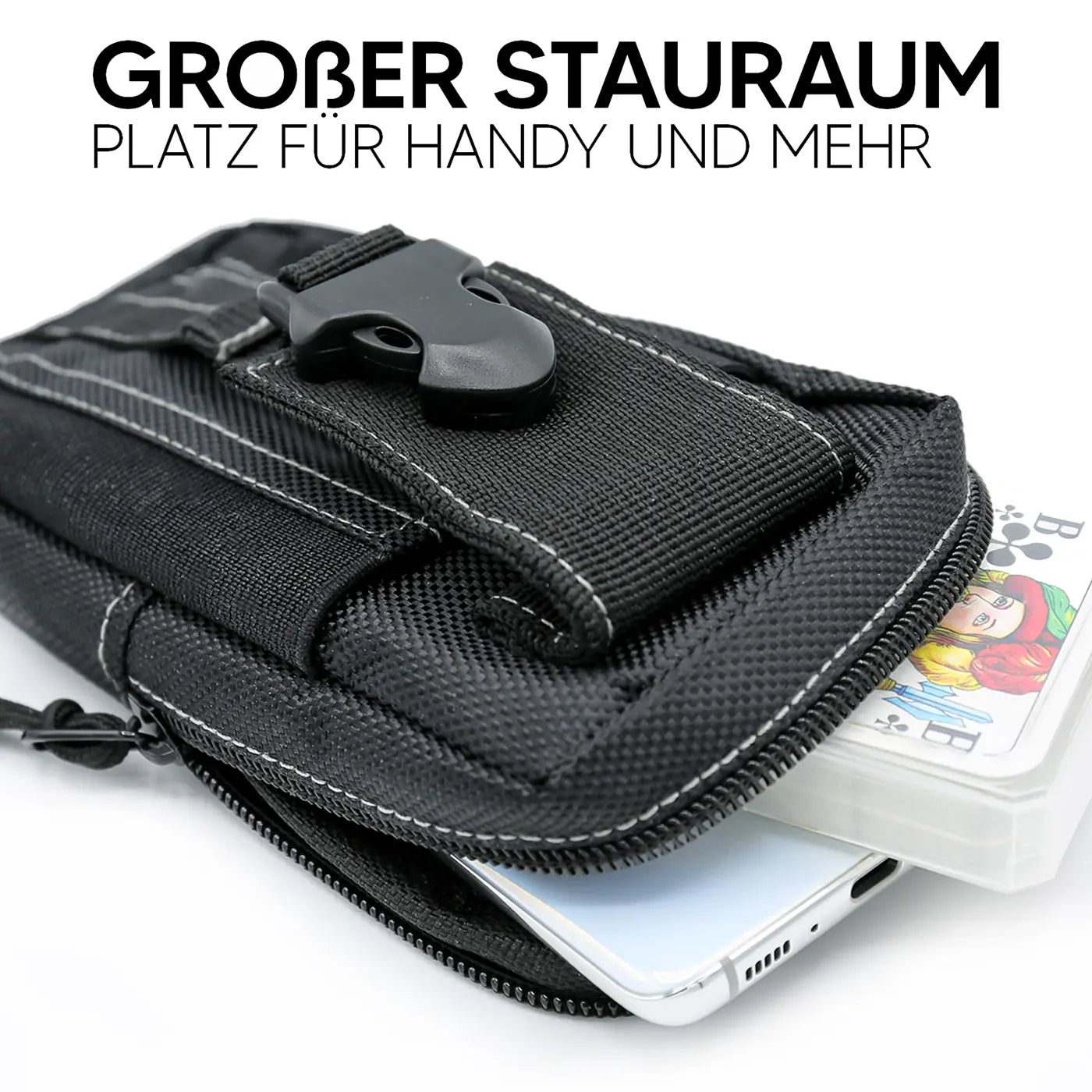 Schwarze Stoff-Gürteltasche mit Schnalle, Nahaufnahme, zeigt Handy und Kartenstapel.