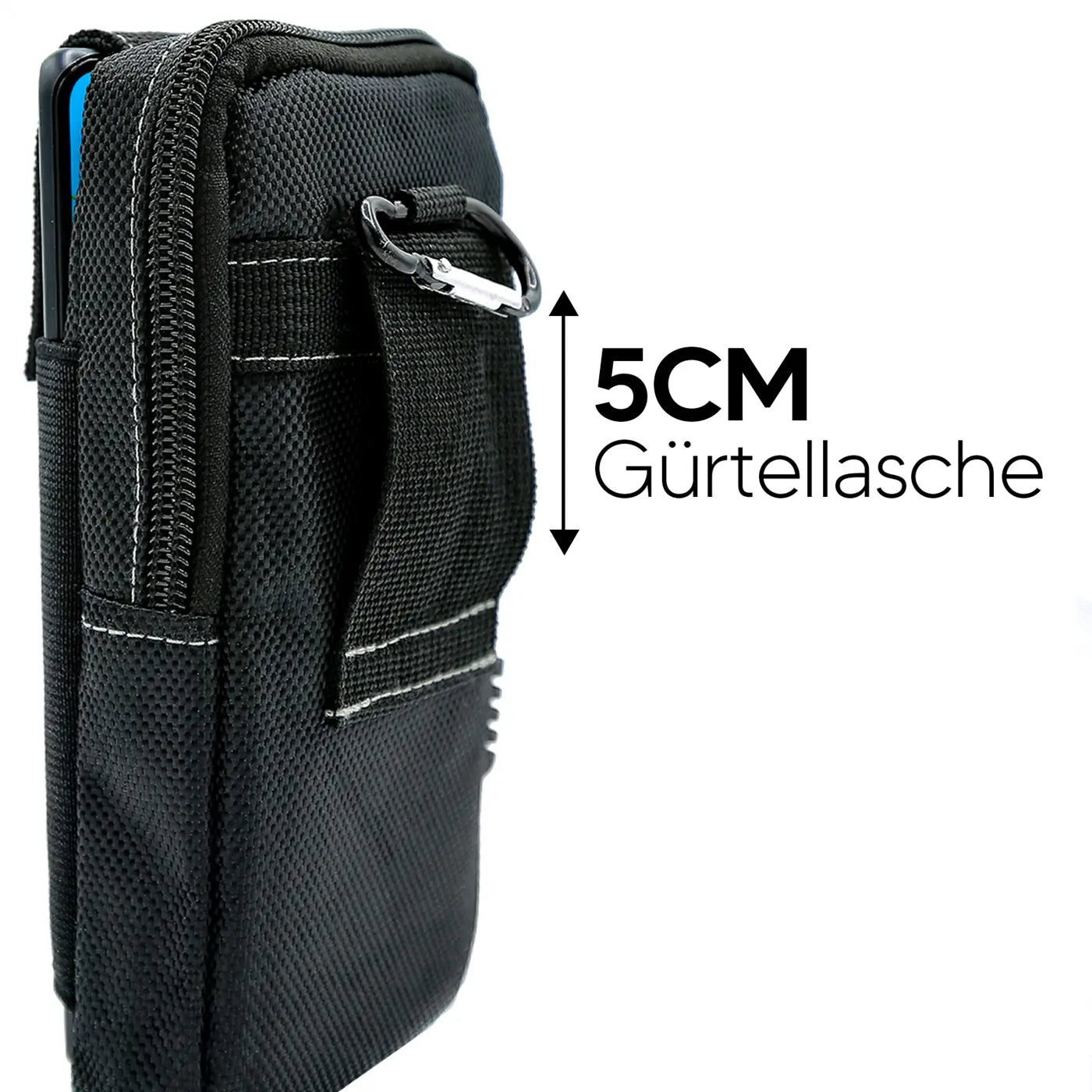 Schwarze Stoff-Gürteltasche mit Karabiner, von der Seite gesehen. Ein Smartphone ist teilweise sichtbar.